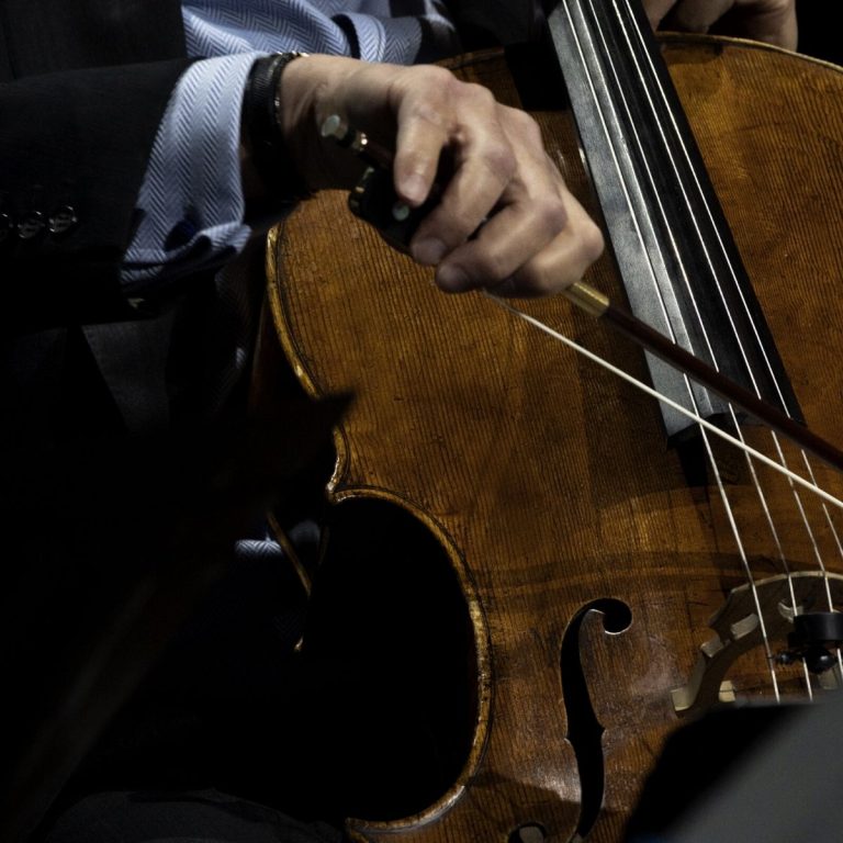 Main de Denis Brott jouant du violoncelle pendant le concert-bénéfice