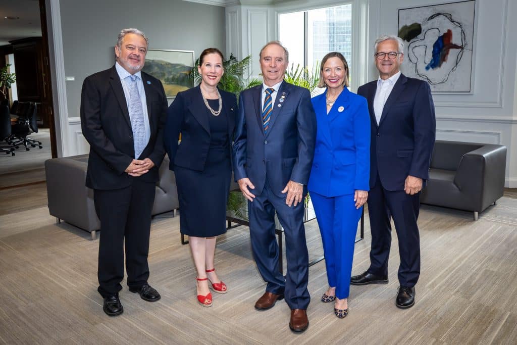 From left to right : Romain Duguay, General Manager, Société Saint-Vincent de Paul; Pascale Bouchard, President and Chief Executive Officer at the CHUM Foundation; Claude St-Jean, nephew and co-executor of the Paul Durocher estate; Cynda P. Heward, President and CEO of St. Mary’s Hospital Foundation; and Alain Gignac, President of the Montreal Heart Institute Foundation (© Éric Carrière)