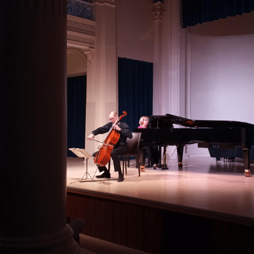 Le Dr Frank Schwenter et Claire Ouellet lors du concert-bénéfice D’art et d’espoir.