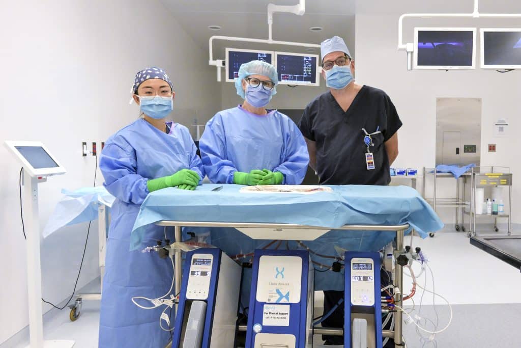 Professionnels en salle d'opération