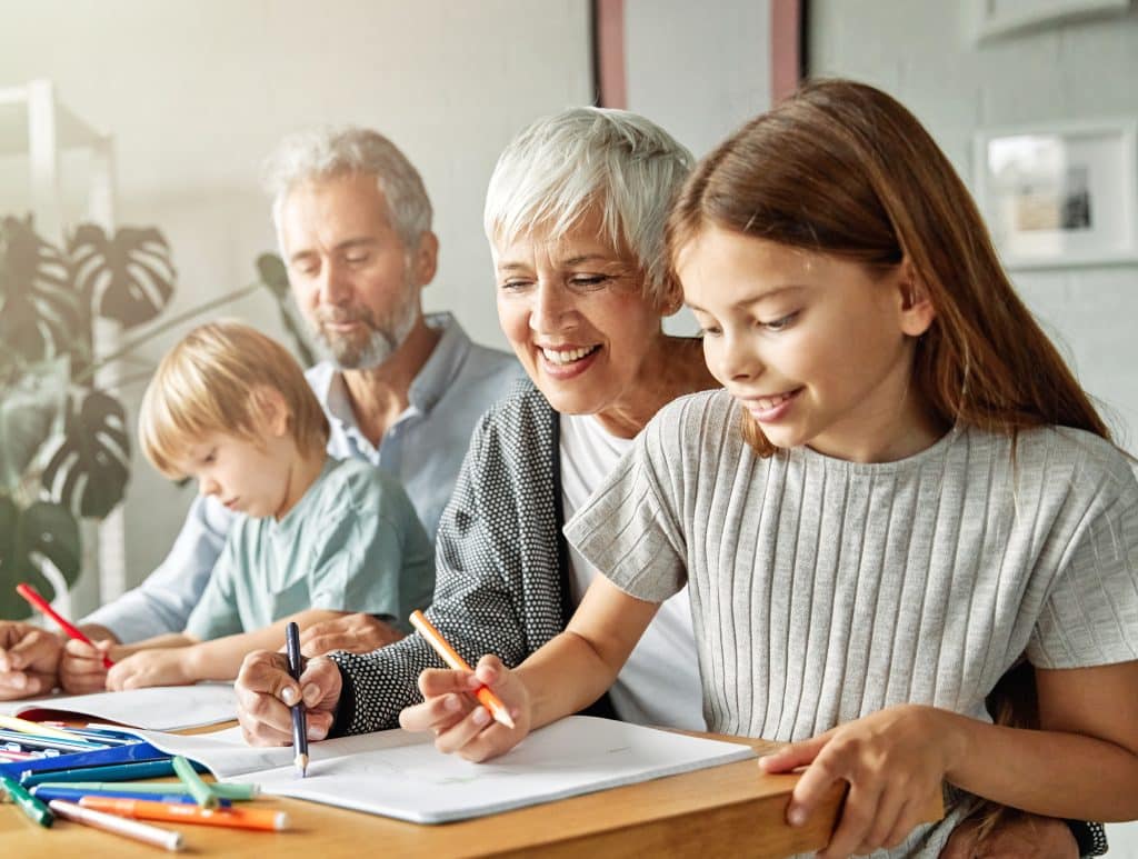 Un grand-père, une grand-mère et leurs deux enfants
