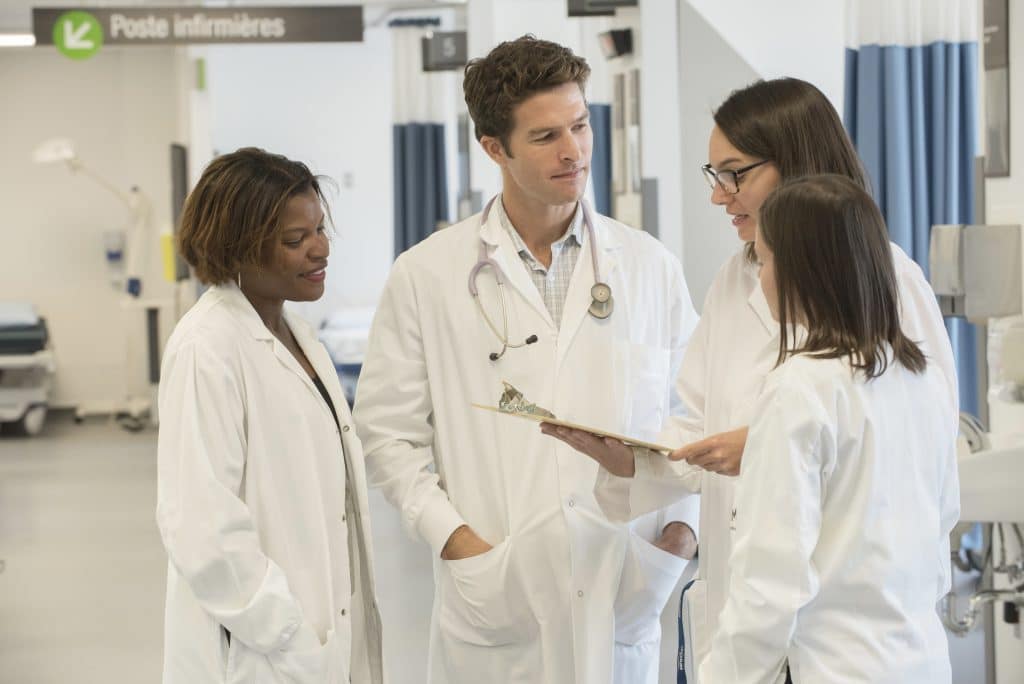 Professionnels médicaux en discussion
