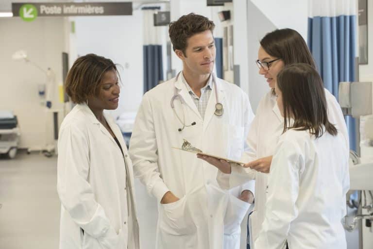 Professionnels médicaux en discussion