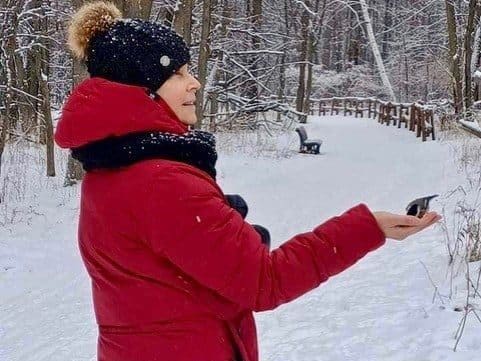 Lynda Piché, atteinte d'un cancer de l'endomètre, qui profite de l'hiver.