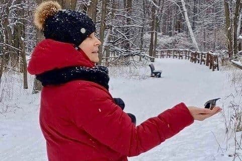Lynda Piché, cancer patient treated at the CHUM for uterine cancer, enjoying winter.