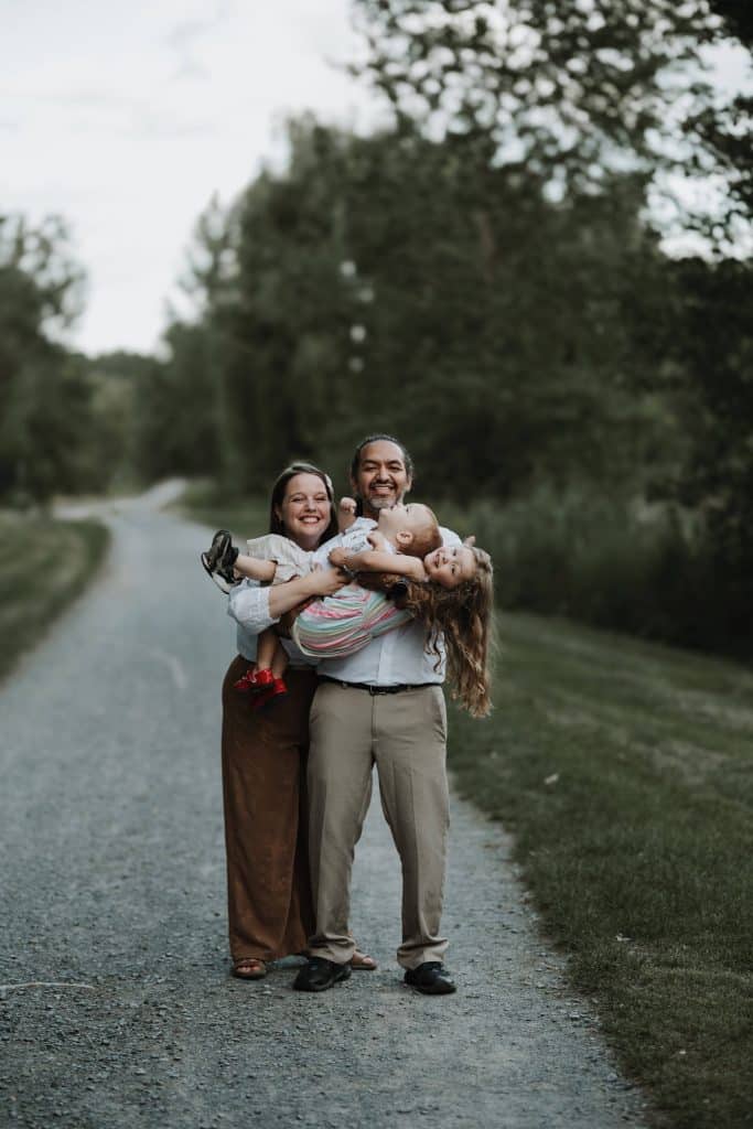 Martin et Emmanuelle, sa conjointe en situation de handicap vivant avec de la douleur chronique, avec qui il a fondé une famille.